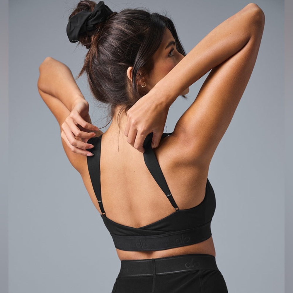 Alo Yoga Alosoft Molded Showcase Bra Size Small Black BNWT